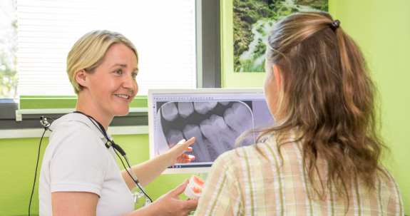Frau Jahn spricht mit Patientin über Wurzelbehandlung