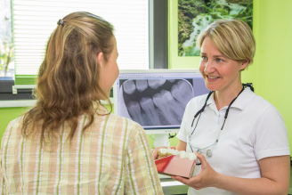 Frau Jahn im Patientengespräch