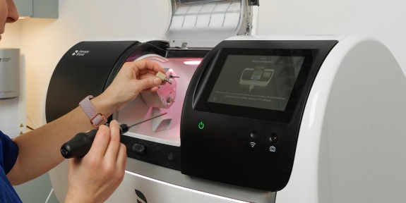 ZFA stellt Zahn mit einer 3D-Fräseinheit her