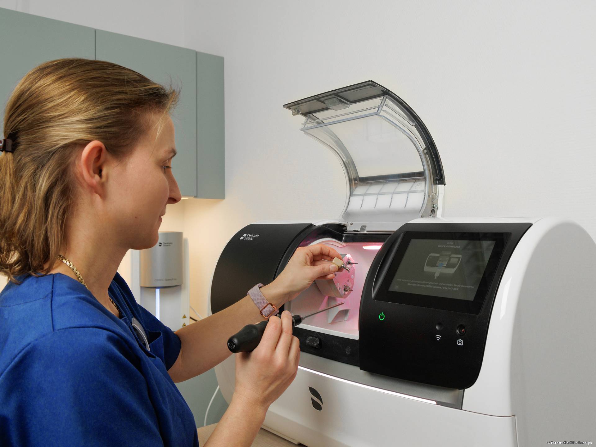 ZFA stellt Zahn mit einer 3D-Fräseinheit her