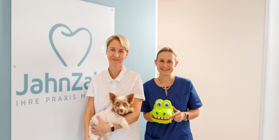 Carolyn Jahn mit Hund im Arm und Janett Hoppe-Schuminski