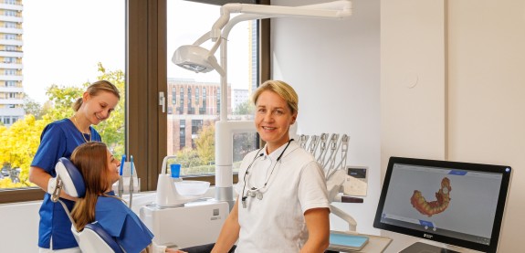 Carolyn Jahn mit Patientin und ZFA in einer Behandlung