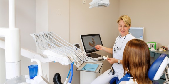 Carolyn Jahn mit Patientin in einer Behandlung