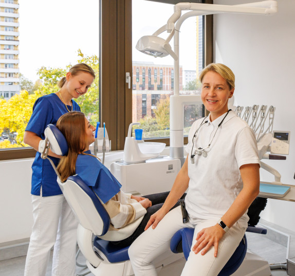 Carolyn Jahn mit Patientin und ZFA in einer Behandlung