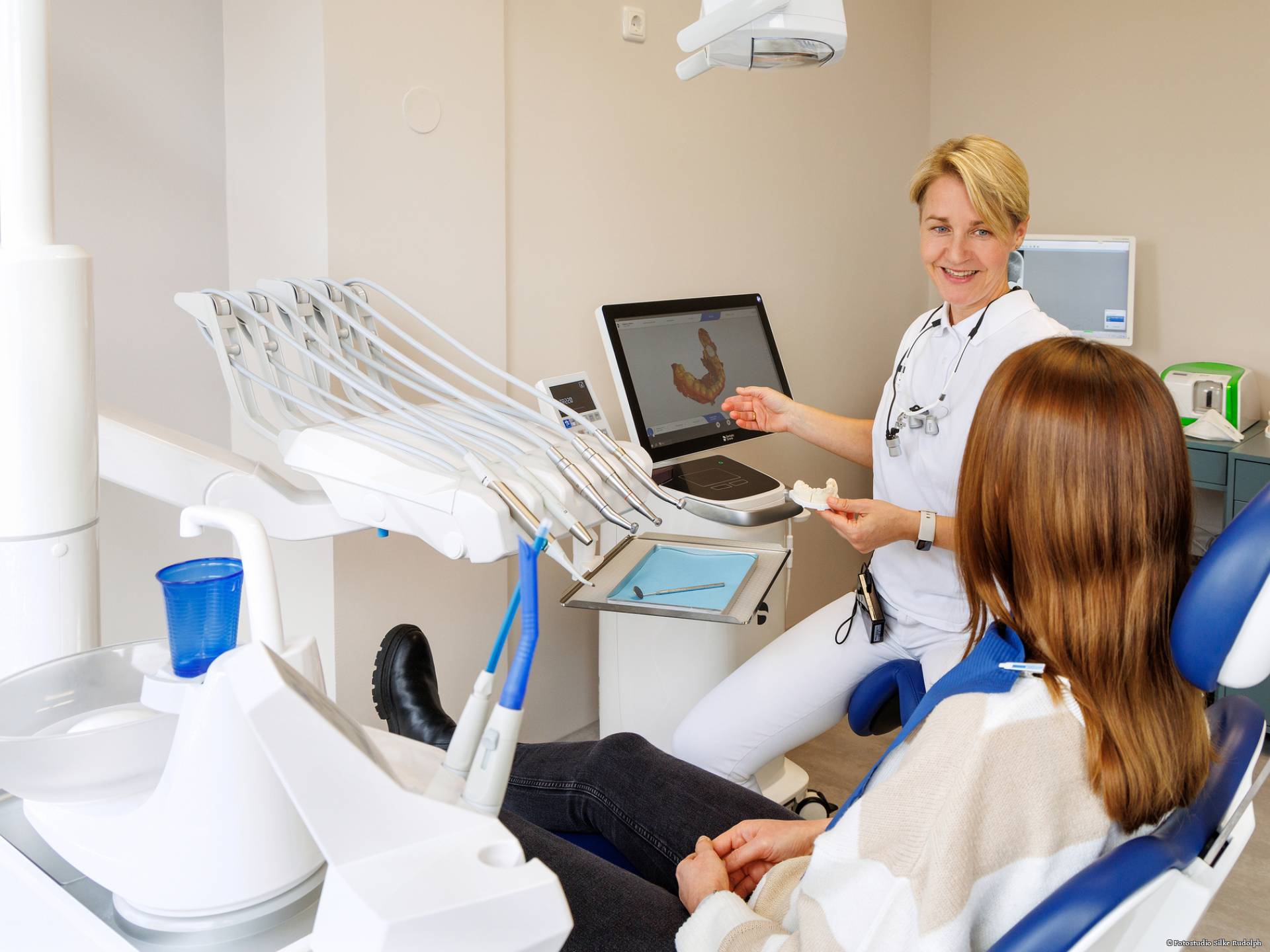 Carolyn Jahn mit Patientin in einer Behandlung