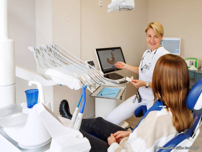 Carolyn Jahn mit Patientin in einer Behandlung