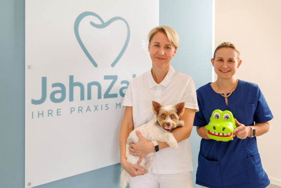 Carolyn Jahn mit Hund im Arm und Janett Hoppe-Schuminski