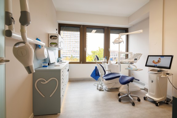Behandlungszimmer der Zahnarztpraxis Carolyn Jahn