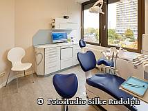 Behandlungszimmer der Zahnarztpraxis Carolyn Jahn