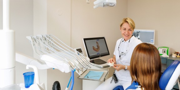 Carolyn Jahn mit Patientin in einer Behandlung