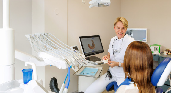 Carolyn Jahn mit Patientin in einer Behandlung