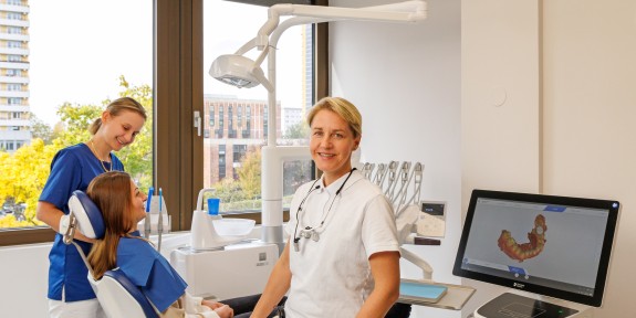 Carolyn Jahn mit Patientin und ZFA in einer Behandlung