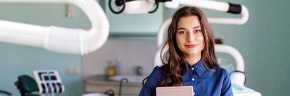 lächelnde ZFA im Behandlungsraum