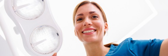 Lächelnde Zahnärztin