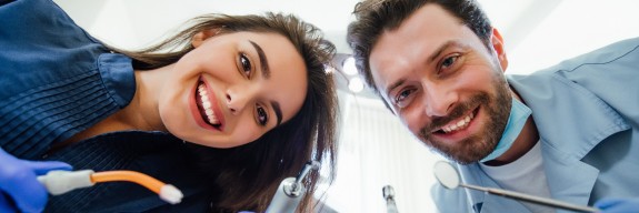 zwei lächelnde Prophylaxe-Assistenten