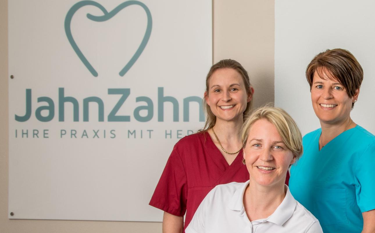 Die Mitarbeiter der Zahnarzt-Praxis JahnZahn arbeiten als Team zusammen.